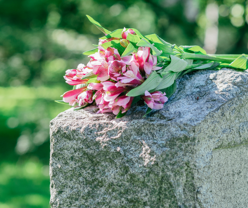 Bouquet de fleurs sur une pierre tombale