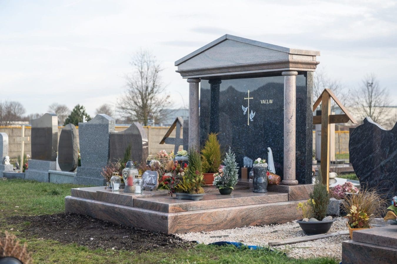 Photo de monument funeraire avec granit Indian Japurana