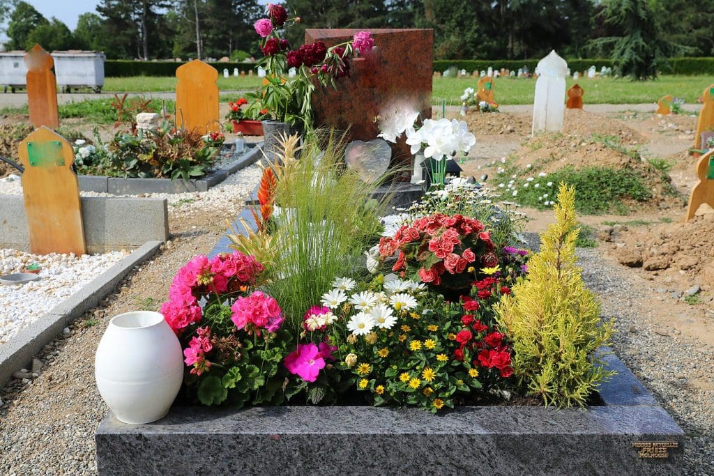 Monument funeraire fleurit Marbrerie Friess